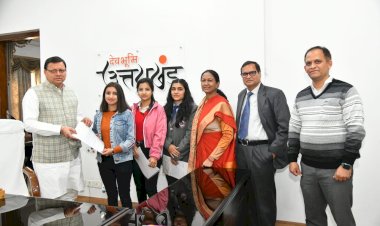 मुख्यमंत्री वात्सल्य योजना के तहत सीएम ने तीन छात्राओं को सौंपे धनराशि के चेक