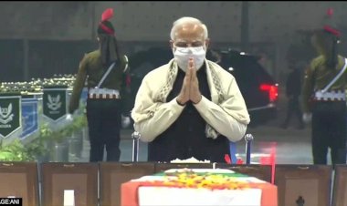 नई दिल्ली के पालम एयरबेस पर पीएम मोदी ने दी सीडीएस जनरल रावत समेत दिवंगत सैनिकों को श्रद्धांजलि