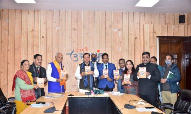 कोरोना से बचाव: एक सजग पहल पुस्तक का सीएम धामी ने किया विमोचन