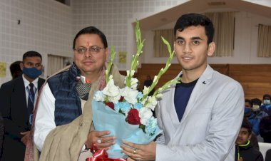 बैडमिंटन स्टार लक्ष्य सेन को  सीएम धामी किया सम्मानित, 15 लाख रुपये की सम्मान राशि भी दी