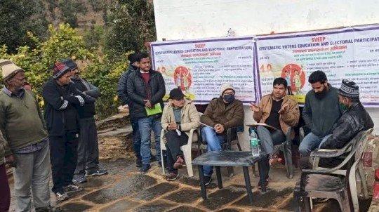 अल्मोड़ा: गांव वालों ने कहा नहीं देंगे इस बार वोट, मनाने, समझाने पहुंची प्रशासन की टीम