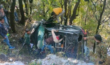 मसूरी घूमने आए पर्यटकों की कार खाई में गिरी, युवक की मौत