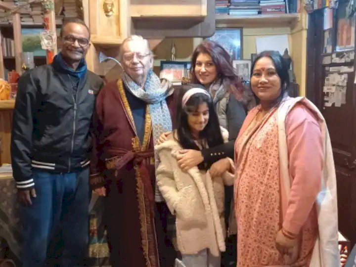 मशहूर लेखक रस्किन बॉन्ड से मिली अभिनेत्री ट्विंकल खन्ना, मसूरी के प्राकृतिक सौदर्य का लिया लुत्फ