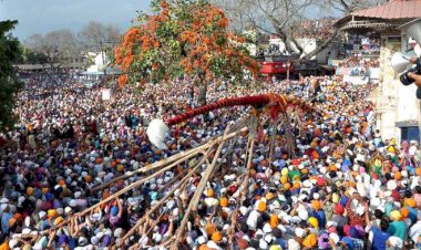 फाल्गुन मास की पंचमी के दिन ऐतिहासिक श्री झण्डे जी के आरोहण के साथ मेला शुरू