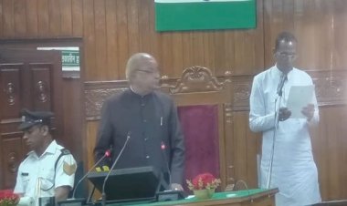 पांचवीं विधानसभा के नवनिर्वाचित विधायकों को प्रोटेम स्पीकर बंशीधर भगत ने दिलाई शपथ