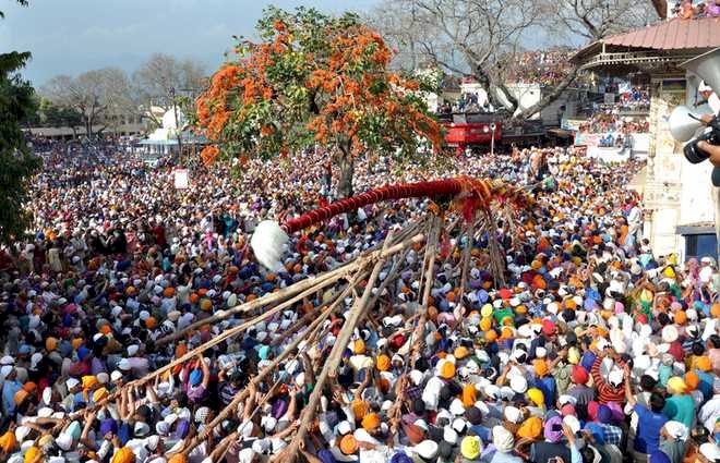 फाल्गुन मास की पंचमी के दिन ऐतिहासिक श्री झण्डे जी के आरोहण के साथ मेला शुरू