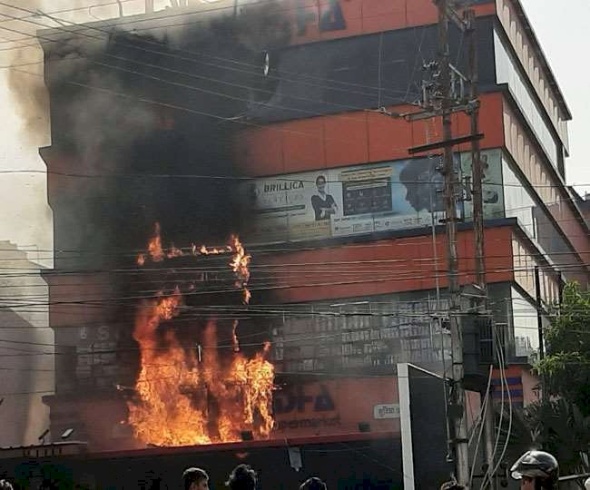 देहरादून: व्यावसायिक स्टोर में अचानक लगी भीषण आग