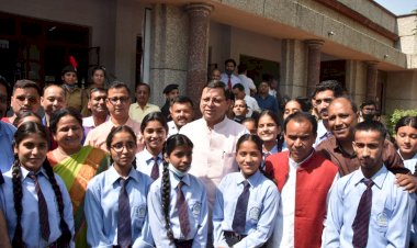 सीएम धामी ने स्कूली बच्चो संग सुनी पीएम मोदी की परीक्षा पे चर्चा