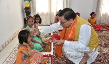 सीएम धामी ने भी किया कन्यापूजन