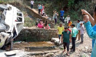 भीषण दुर्घटना:मैक्स खाई में गिरी, 6 लोगों की मौत, 8 घायल
