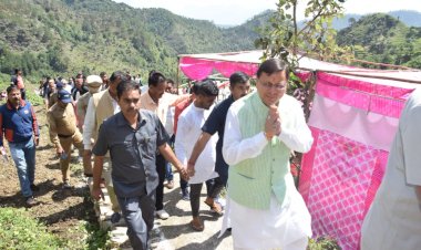 अपने पैतृक गांव हड़खोला पहुंचे सीएम धामी, कुल देवता के मंदिर में करवाई पूजा अर्चना