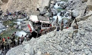लद्दाख में सेना की बस खाई में गिरी, 7 जवान शहीद,19 घायल
