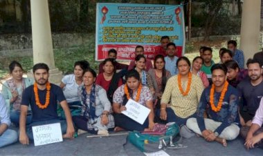 नियुक्ति के लिए धरना दे रहे एलटी के सफल अभ्यर्थी, गढ़वाल विवि के पूर्व छात्रसंघ अध्यक्ष ने दिया समर्थन