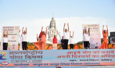अंतर्राष्ट्रीय योग दिवस आज, सीएम ने किया परमार्थ आश्रम में योग