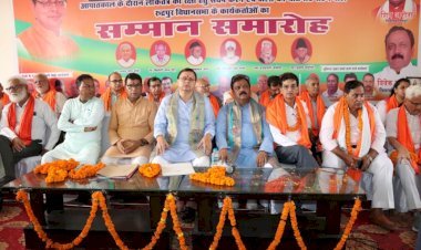 लोकतंत्र सेनानियों और उनके परिजनों को CM धामी ने किया सम्मानित