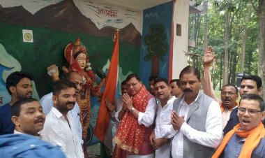 मुख्यमंत्री पहुंचे गौलापार स्थित कालीचौड़ मन्दिर, की पूजा अर्चना