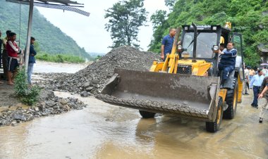 खुद JCB में बैठकर सीएम ने किया आपदा प्रभावित क्षेत्रों का मुआयना