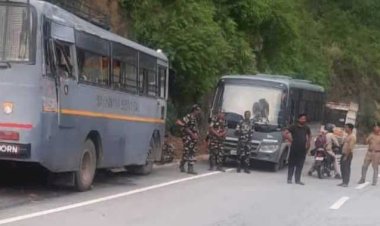उत्तराखंड: ट्रक और एसएसबी की बस में जबरदस्त टक्कर