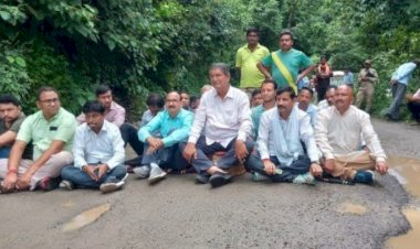 सड़क की बदहाली को लेकर सड़क पर ही मौन व्रत पर बैठे पूर्व सीएम हरीश रावत