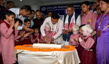 संकल्प दिवस के अवसर पर दिव्यांग बच्चों से मिले सीएम धामी
