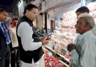 काफिला रोक मिट्टी के दीए खरीदने पहुंचे सीएम धामी