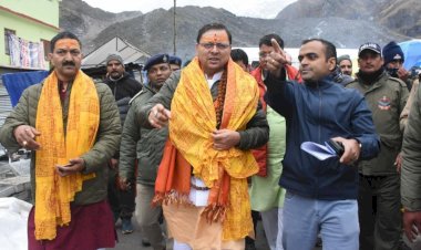 बर्फ़बारी के बीच केदारनाथ धाम पहुँचे सीएम धामी, निर्माणकार्यों का लिया जायज़ा 