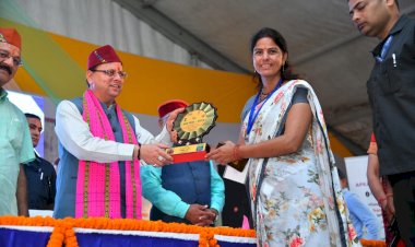 मुख्यमंत्री ने किया सरस मेले में महिला स्वयं सहायता समूहों को सम्मानित