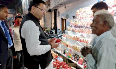 काफिला रोक मिट्टी के दीए खरीदने पहुंचे सीएम धामी