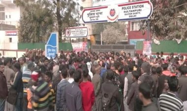 कंझावला बर्बरता मामले को लेकर LG ऑफिस के बाहर आप कार्यकर्ताओं का विरोध प्रदर्शन