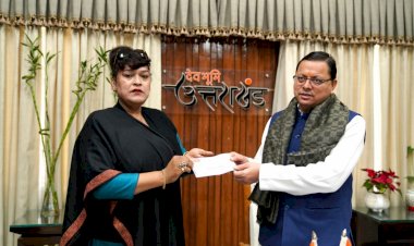 जोशीमठ के प्रभावितों की मदद को मैडम रजनी रावत ने 11 लाख रूपये का चेक सौंपा