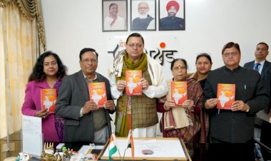 सीएम ने किया साहित्यकार डा. मुनि राम सकलानी की पुस्तक ’आजादी का अमृत महोत्सव और हिन्दी की प्रगति यात्रा’ का विमोचन