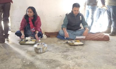 पिथौरागढ़: जिलाधिकारी रीना जोशी ने छात्रों संग बैठकर ग्रहण किया मिड डे मील