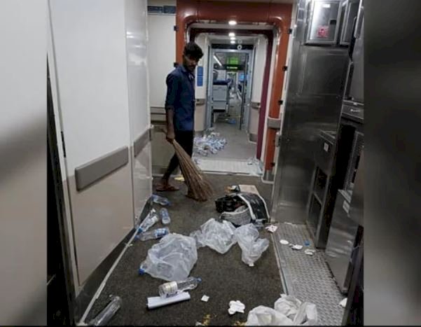 "वी द पीपल": वायरल फोटो में वंदे भारत एक्सप्रेस के अंदर कचरा दिखा, यूजर्स ने की निंदा