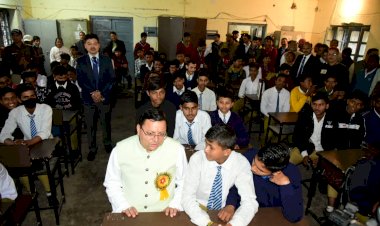 सीएम धामी पहुंचे अपनी पुराने विद्यालय, पुरानी यादें साझा की