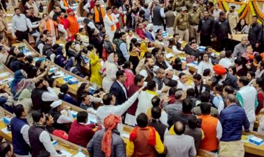 दिल्ली एमसीडी हाउस में हंगामा, आप-बीजेपी ने एक-दूसरे के खिलाफ दर्ज कराई शिकायत