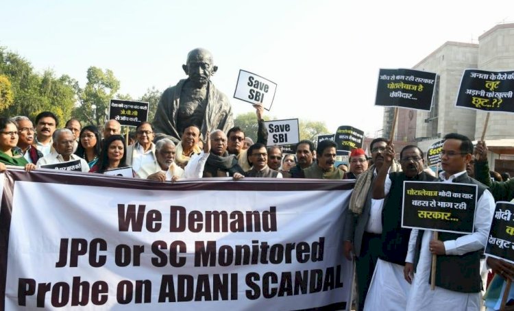 अडानी मुद्दे को लेकर विपक्षी पार्टियों ने संसद परिसर में किया प्रदर्शन