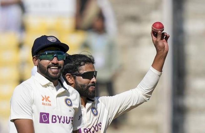 अंपायरों की इजाजत के बिना गेंद पर लगाई क्रीम, रवींद्र जडेजा पर लगा मैच फीस का 25 फीसदी जुर्माना