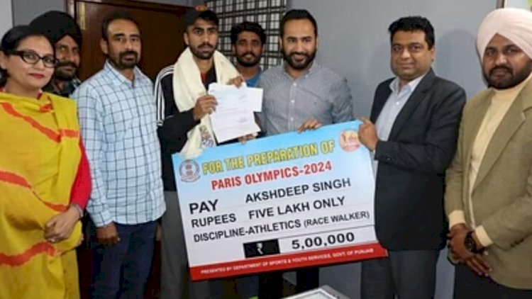 ओलंपिक के लिए एथलीट अक्षदीप सिंह को मिले 5 लाख रुपये, खेल मंत्री गुरमीत हायर ने सौंपा चेक