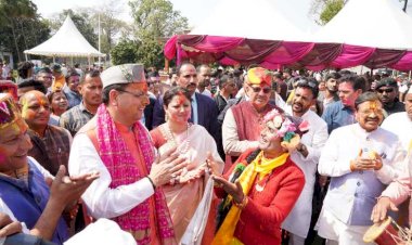 मुख्यमंत्री आवास में आयोजित हुआ होली मिलन कार्यक्रम, सीएम ने प्रदेशवासियों को दी होली की बधाई