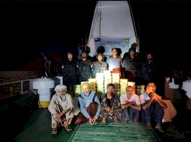 425 करोड़ रुपये के ड्रग्स के साथ ईरानी नाव गुजरात तट से जब्त की गई