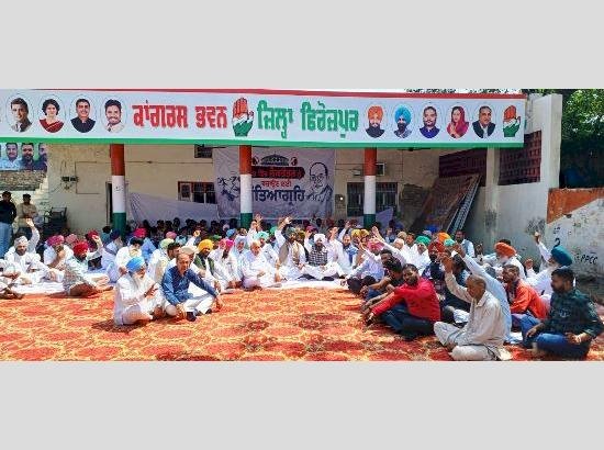 फिरोजपुर में कांग्रेस ने संसद में राहुल गांधी की अयोग्यता के खिलाफ विरोध प्रदर्शन किया