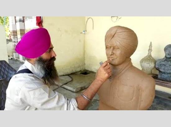 सिद्धू मूसेवाला की मूर्ति :  फिरोजपुर के गुरसेवक सिंह बेचने के लिए नहीं बल्कि अपनी आर्ट गैलरी में रखने के लिए बना रहे हैं