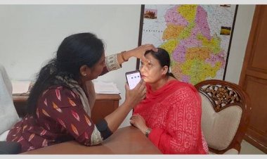 डॉ. बलजीत कौर ने आंगनबाड़ी यूनियन की अध्यक्ष हरगोबिंद कौर की आंखों की जांच की