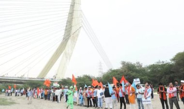 यमुना को बचाने के लिए उमड़े दिल्लीवासी, बनाई 22 किमी लंबी मानव श्रृंखला