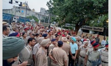 पटियाला : पावर कॉरपोरेशन के सामने प्रदर्शन कर रहे किसानों को पुलिस ने जबरन हटाया, गेट खोले