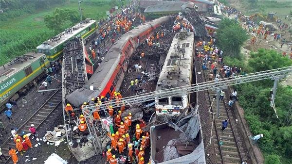 ओडिशा ट्रेन हादसा : मरने वालों का आकंड़ा 233 पर पहुंचा, रेल मंत्री ने बुलाई बैठक