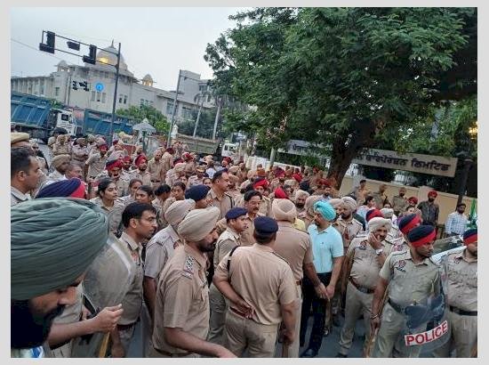 पटियाला : पावर कॉरपोरेशन के सामने प्रदर्शन कर रहे किसानों को पुलिस ने जबरन हटाया, गेट खोले