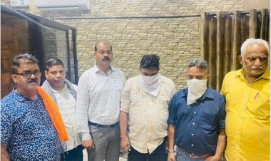 विजिलेंस ब्यूरो ने पेट्रोल पंप मालिक से 2 लाख रुपये रिश्वत लेते हुए सामाजिक कार्यकर्ता, निजी डॉक्टर को पकड़ा