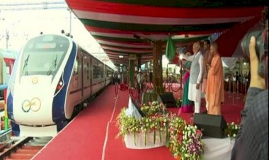 पीएम मोदी ने यूपी के गोरखपुर में वंदे भारत एक्सप्रेस को हरी झंडी दिखाई