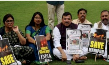 संसद में गांधी प्रतिमा के बाहर धरने पर बैठे सांसद संजय सिंह समेत कई सांसद, सिंह के निलंबन का विरोध